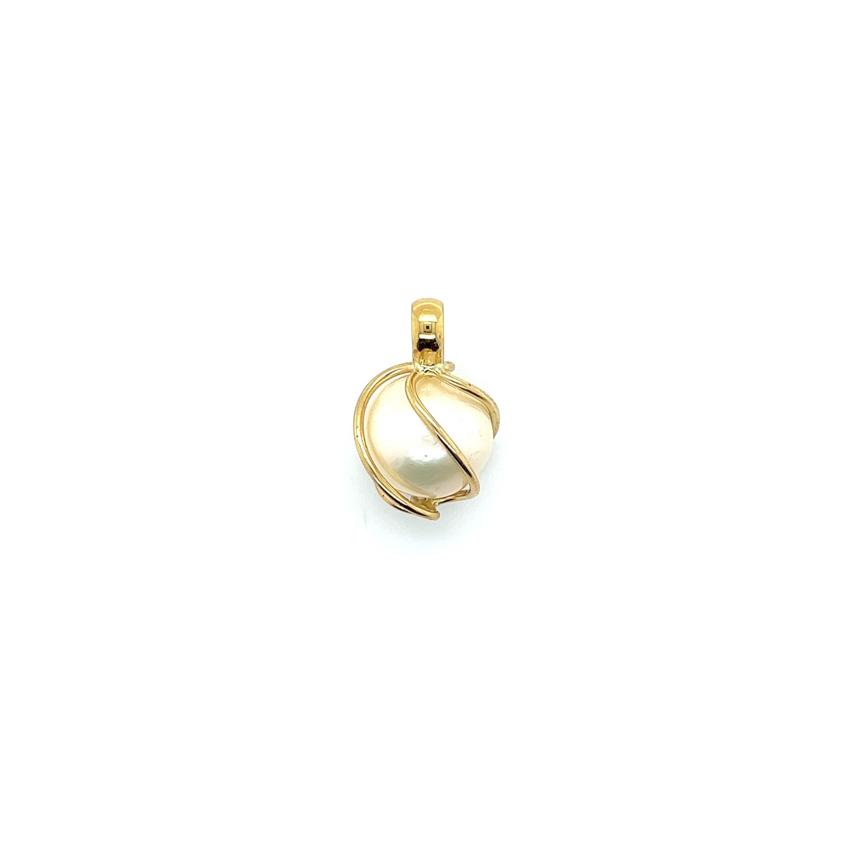 9ct yellow gold pearl pendant.