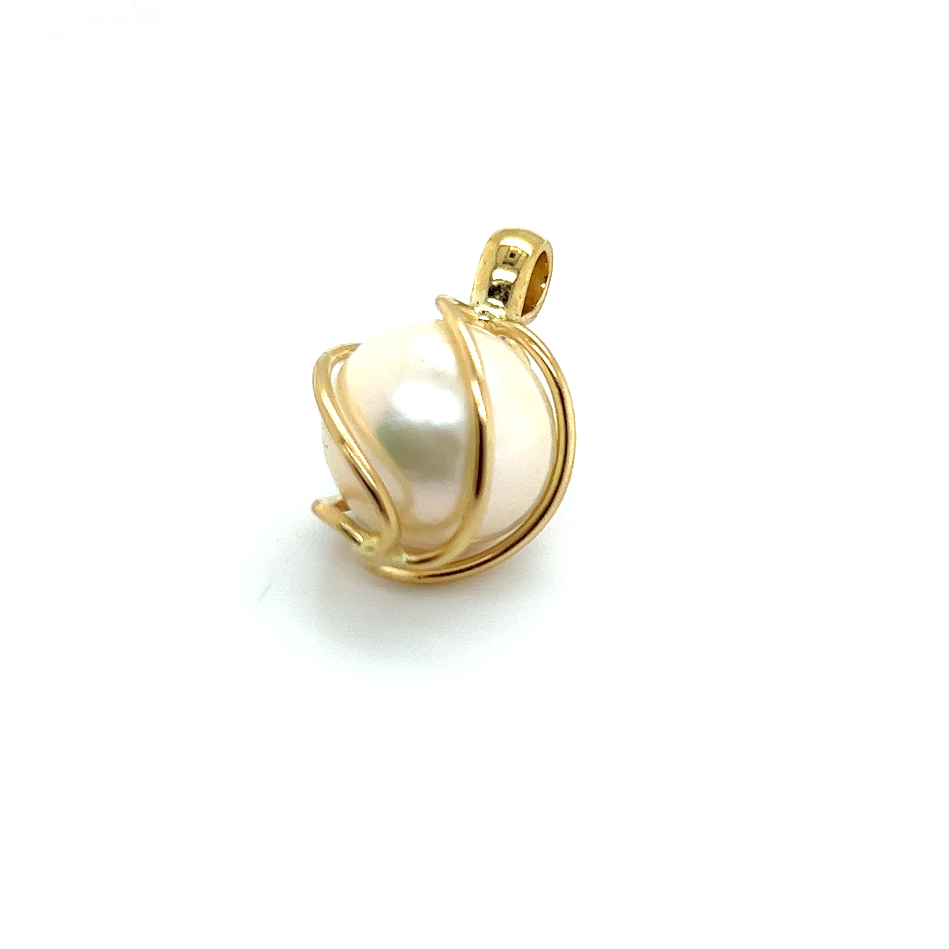 9ct yellow gold pearl pendant.