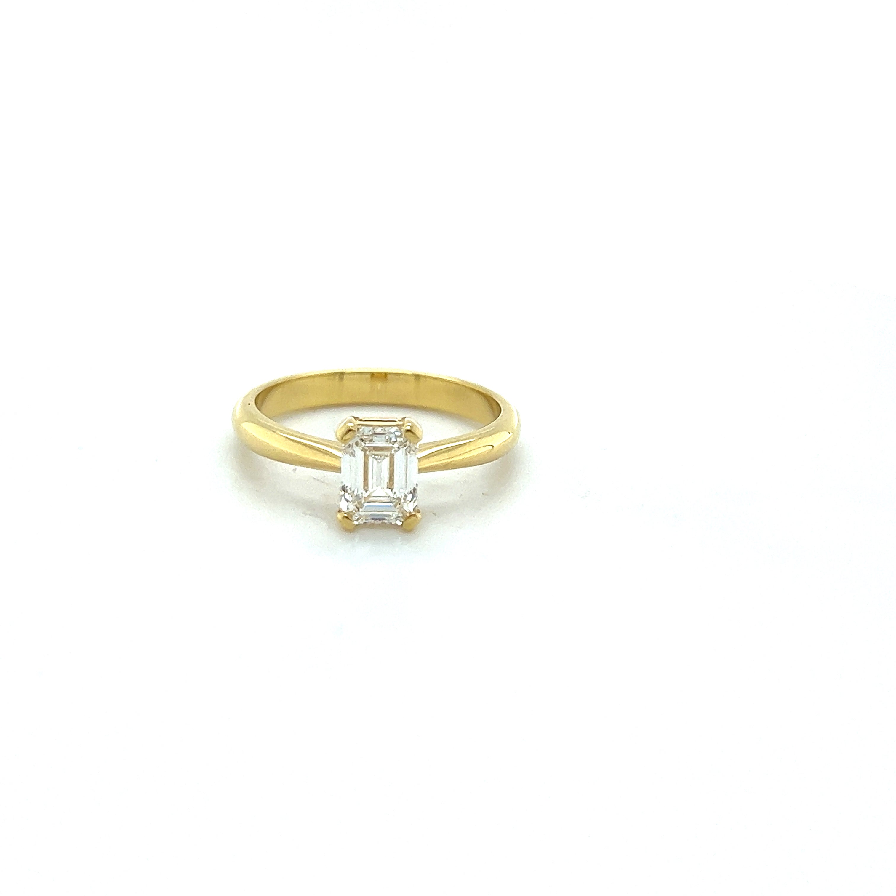 18ct yellow gold diamond ring.