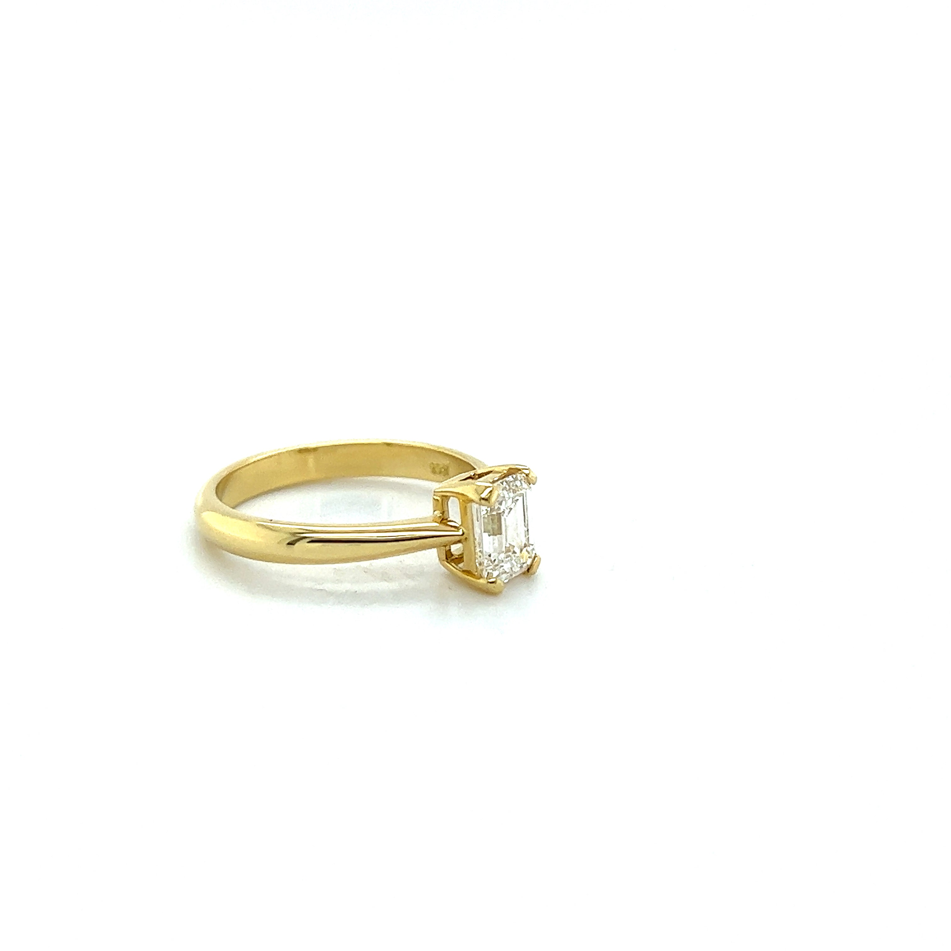 18ct yellow gold diamond ring.