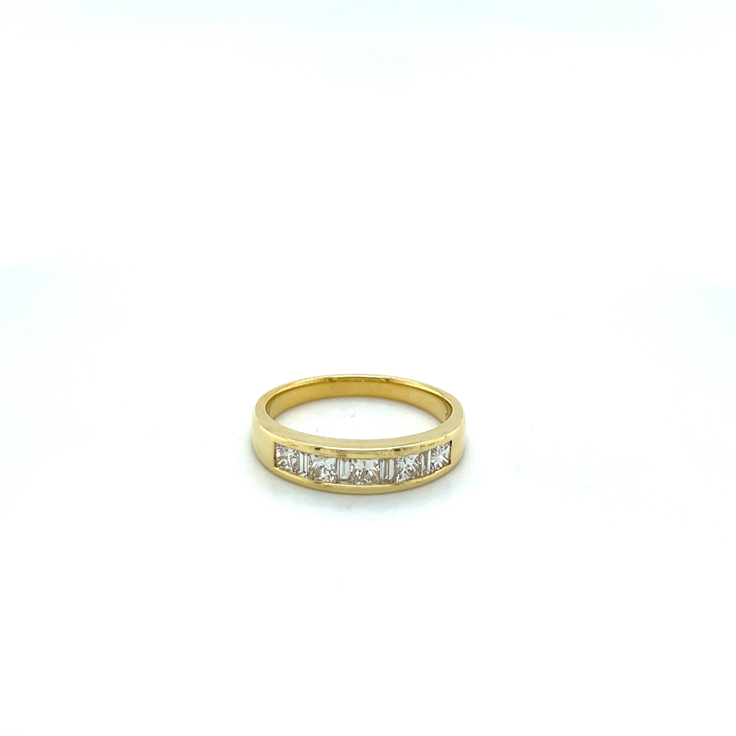 18ct yellow gold diamond ring.