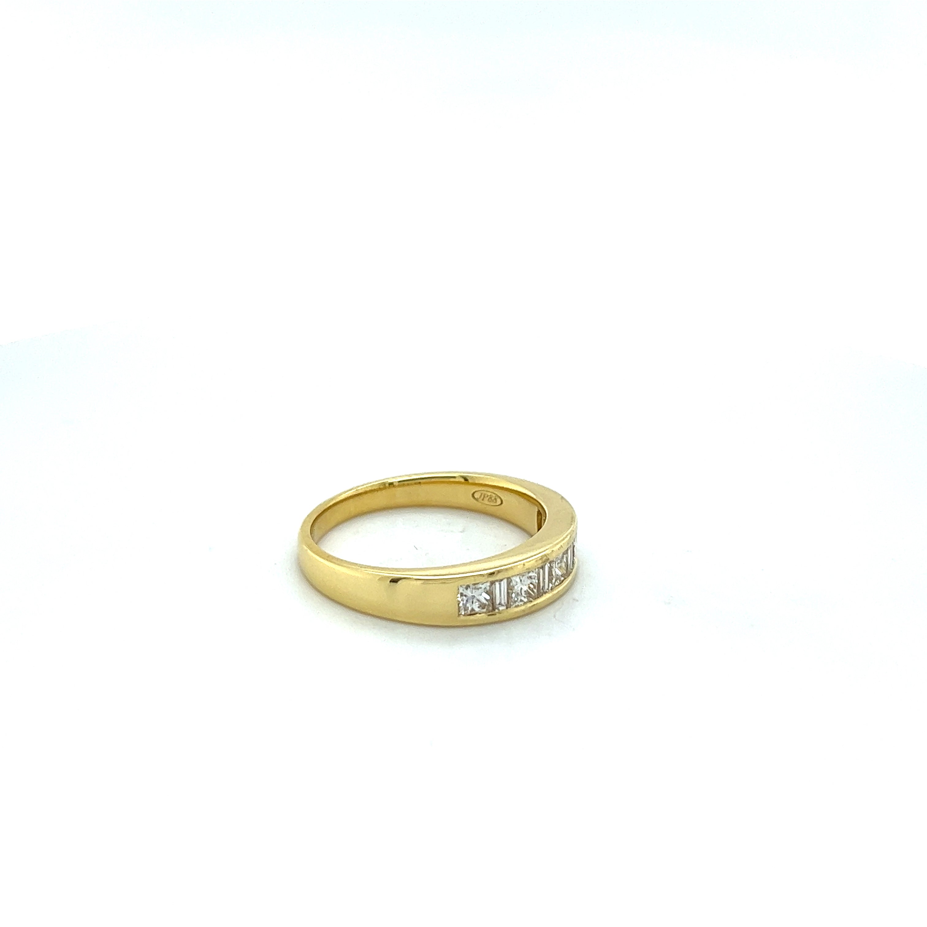 18ct yellow gold diamond ring.