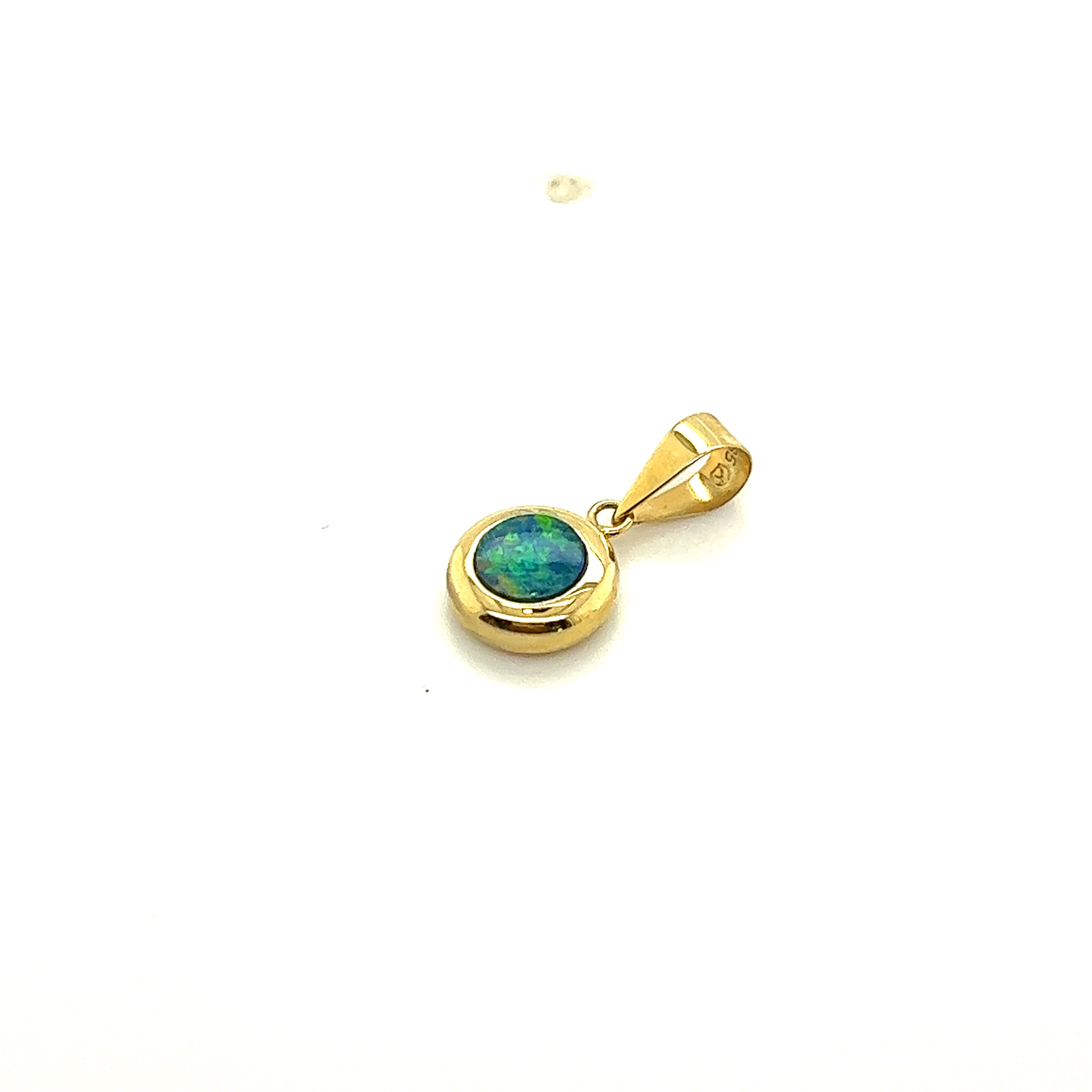 14ct yellow gold doublet opal pendant.