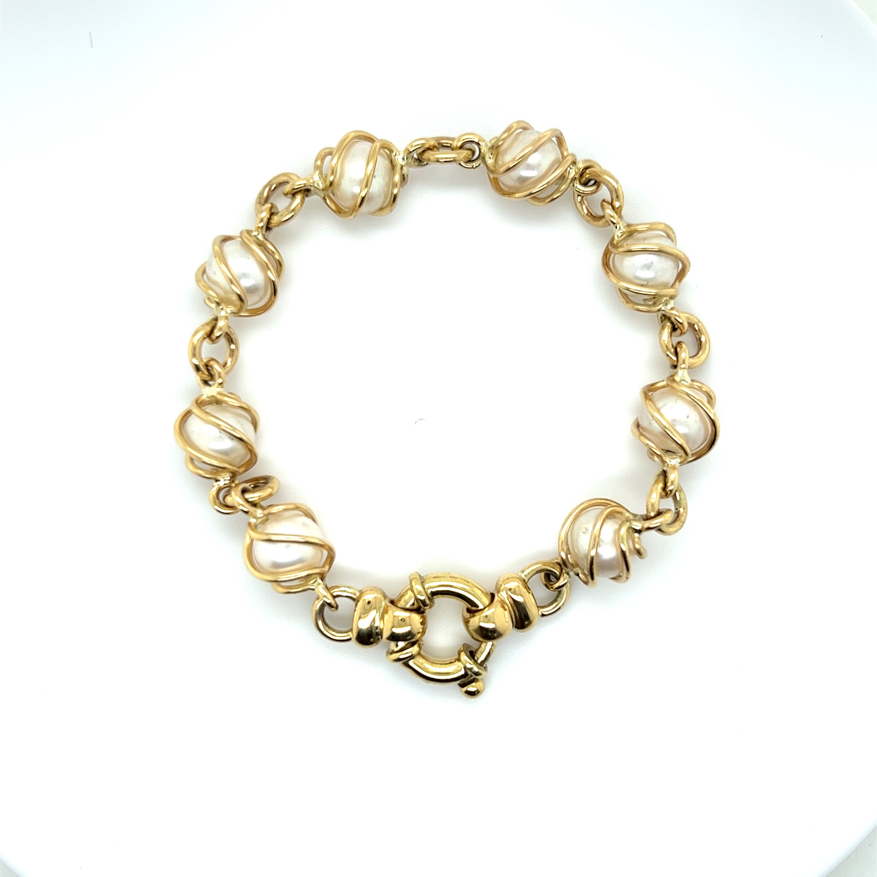 9ct yellow gold pearl bracelet.