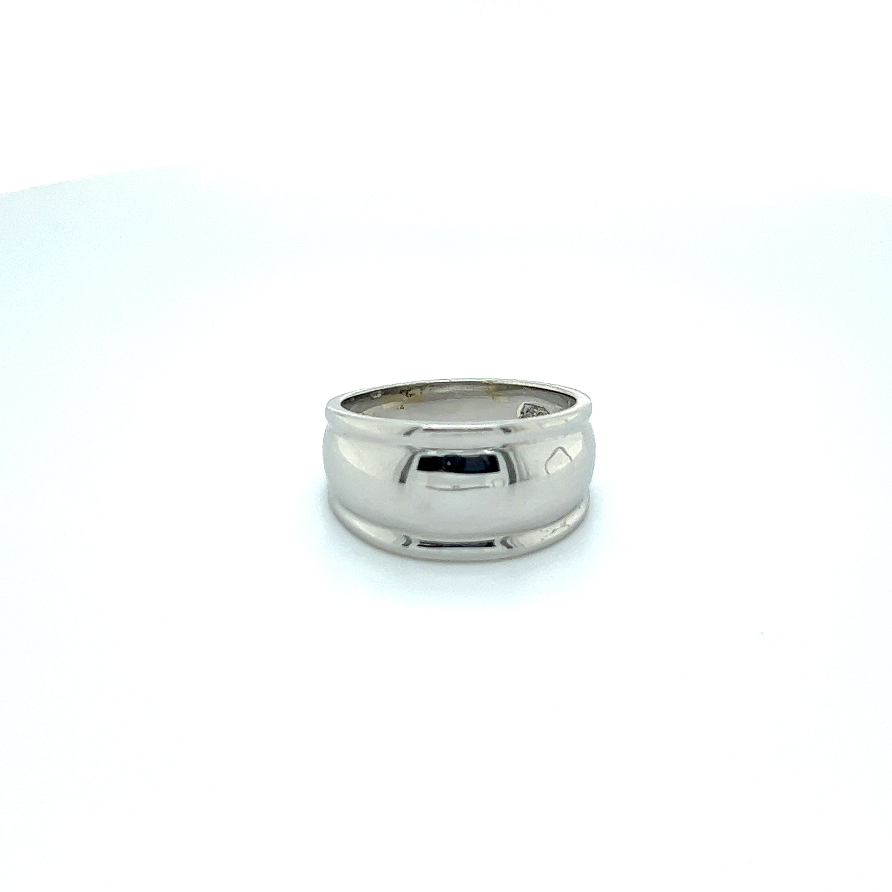 9ct white gold ring.