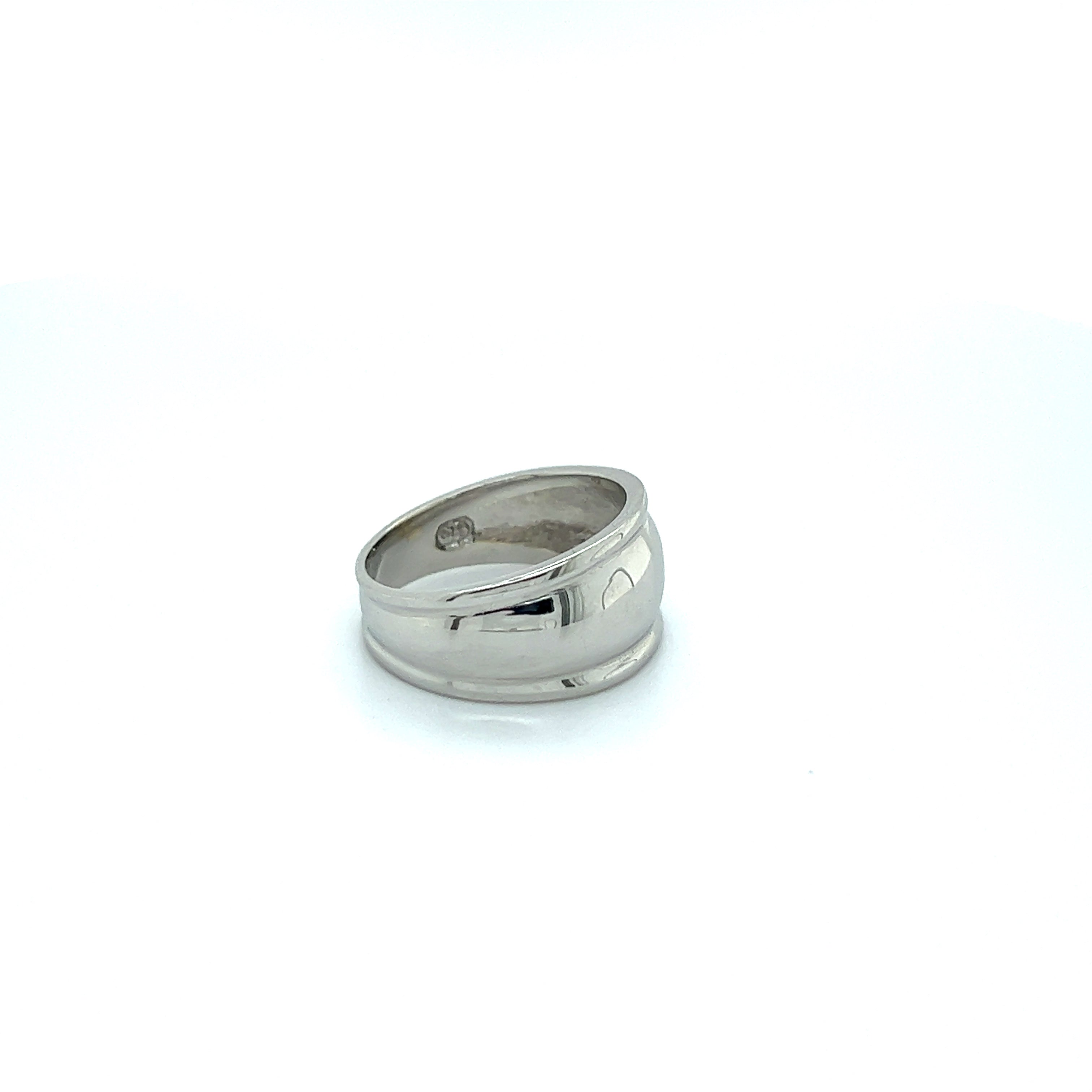 9ct white gold ring.